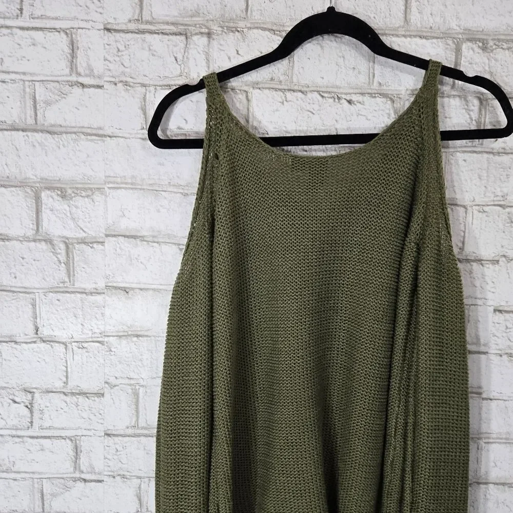 Quinn‎ brand open shoulder sweater